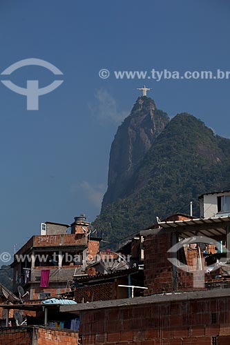  Subject: View of the Santa Marta slum with  Christ the Redeemer in the background / Place: Rio de Janeiro city - Rio de Janeiro state (RJ) - Brazil / Date: 05/2011 