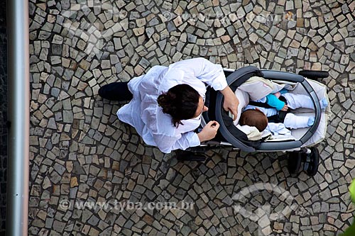  Subject: Woman pushing stroller / Place: Copacabana Neighborhood - Rio de Janeiro city - Rio de Janeiro state (RJ) - Brazil / Date: 07/2011 