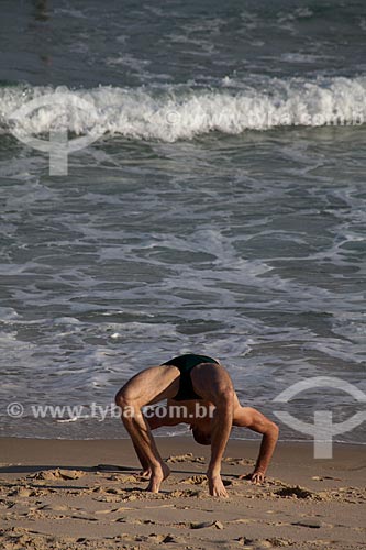  Subject: Man doing stunts on Ipanema Beach / Place: Ipanema neighborhood - Rio de Janeiro city - Rio de Janeiro state (RJ) - Brazil / Date: 05/2011 