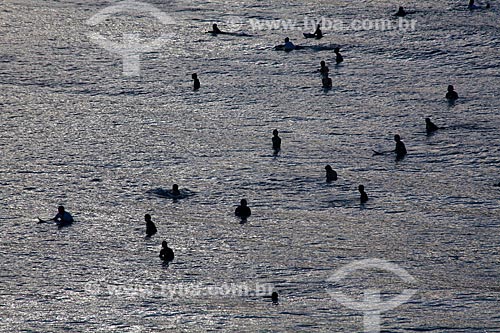  Subject: Surfers in Arpoador Beach at dusk / Place: Ipanema neighborhood - Rio de Janeiro city - Rio de Janeiro state (RJ) - Brazil / Date: 05/2011 