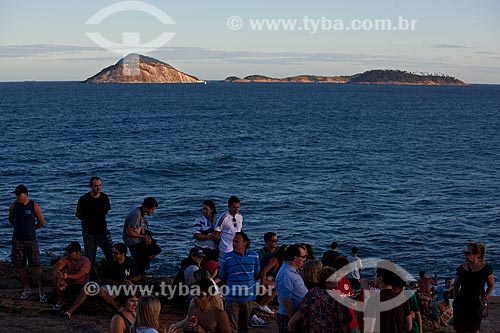  Subject: Tourists in stone of Arpoador with archipelago of Cagarras Islands in the background / Place: Ipanema neighborhood - Rio de Janeiro city - Rio de Janeiro state (RJ) - Brazil / Date: 05/2011 