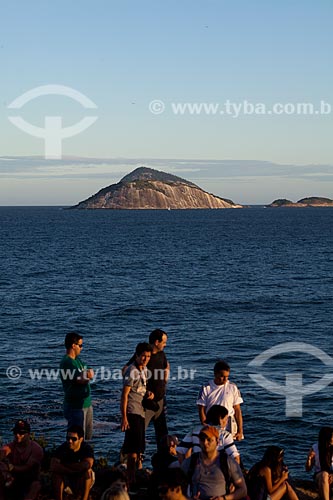  Subject: Tourists in stone of Arpoador with archipelago of Cagarras Islands in the background / Place: Ipanema neighborhood - Rio de Janeiro city - Rio de Janeiro state (RJ) - Brazil / Date: 05/2011 