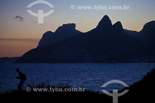  Subject: Dusk in stone of Arpoador with Two Brothers Mountain and Rock of Gavea in the background / Place: Ipanema neighborhood - Rio de Janeiro city - Rio de Janeiro state (RJ) - Brazil / Date: 05/2011 