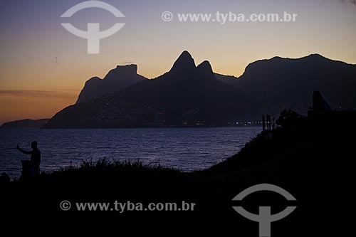  Subject: Dusk in stone of Arpoador with Two Brothers Mountain and Rock of Gavea in the background / Place: Ipanema neighborhood - Rio de Janeiro city - Rio de Janeiro state (RJ) - Brazil / Date: 05/2011 