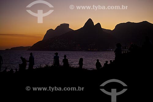  Subject: Dusk in stone of Arpoador with Two Brothers Mountain and Rock of Gavea in the background / Place: Ipanema neighborhood - Rio de Janeiro city - Rio de Janeiro state (RJ) - Brazil / Date: 05/2011 