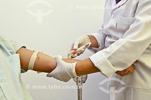  Subject: Nurse taking blood from patient / Place: Rio de Janeiro city - Rio de Janeiro state (RJ) - Brazil / Date: 07/2011 