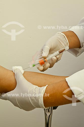  Subject: Nurse taking blood from patient / Place: Rio de Janeiro city - Rio de Janeiro state (RJ) - Brazil / Date: 07/2011 