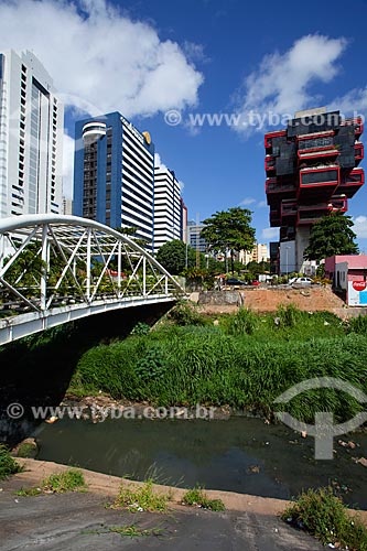  Subject: Pedestrian bridge over Camurujipe River linking Salvador Shopping with Tancredo Neves Avenue / Place: Caminho das Arvores neighborhood - Salvador city - Bahia state (BA) - Brazil / Date: 07/2011 