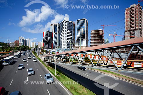  Subject: Modern buildings and footbridge on Tancredo Neves Avenue / Place: Caminho das Arvores neighborhood - Salvador city - Bahia state (BA) - Brazil / Date: 07/2011 