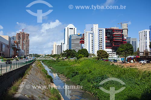  Subject: Camurujipe River polluted with modern buildings of Tancredo Neves Avenue in the background / Place: Caminho das Arvores neighborhood - Salvador city - Bahia state (BA) - Brazil / Date: 07/2011 