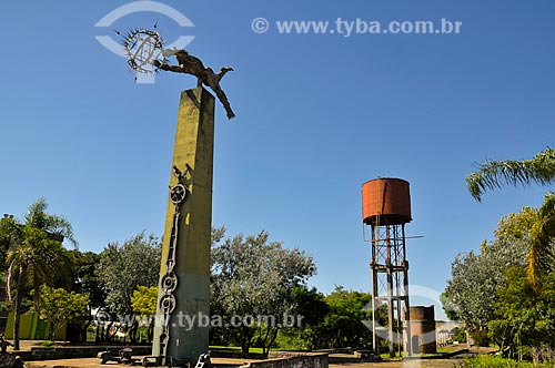  Subject:  View of the Monument to Ferroviario and the water tank of the former RFFSA in the Gare Park / Place: Passo Fundo city - Rio Grande do Sul state (RS) - Brazil / Date: 03/2011 