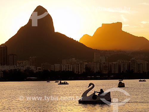  Subject: Paddleboat ride in the Rodrigo de Freitas Lagoon at sunset - Two Brothers Hill and Rock of Gavea in the background / Place: Lagoa neighborhood - Rio de Janeiro city - Rio de Janeiro state (RJ) - Brazil / Date: 01/2011 