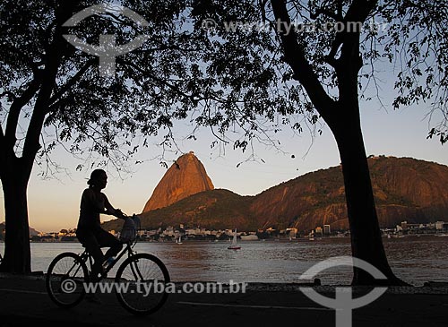  Subject: Cyclist in Flamengo Park - Sugar Loaf in the background / Place: Flamengo neighborhood - Rio de Janeiro city - Rio de Janeiro state (RJ) - Brazil / Date: 07/2011 