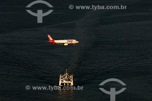  Subject: Aircraft flying over Guanabara Bay / Place: Rio de Janeiro state (RJ) - Brazil / Date: 08/2011 