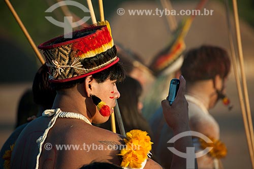  Subject: Indian Kalapalo in Aiha Village if preparing for Jawari using cell phone / Place: Querencia city - Mato Grosso state (MT) - Brazil / Date: 07/2011 