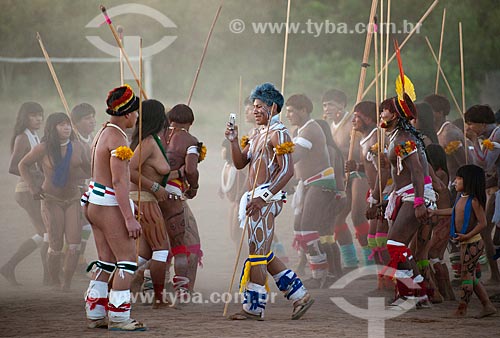  Subject: Indian Kalapalo in Aiha Village if preparing for Jawari using cell phone / Place: Querencia city - Mato Grosso state (MT) - Brazil / Date: 07/2011 