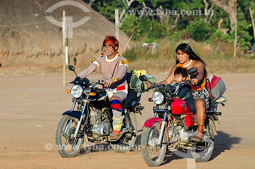  Subject: Couple and son of ethnicity Wauja coming by moto for the Jawari in Aiha Village ethnic Kalapalo  / Place: Querencia city  -  Mato Grosso state  ( MT )   -  Brazil / Date: 07/2011 