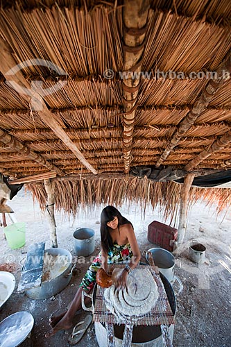  Subject: Indian of ethnicity Kalapalo making  beiju of cassava / Place: Querencia city - Mato Grosso state (MT) - Brazil / Date: 07/2011 