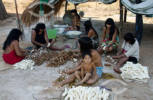  Subject: Indian of ethnicity Kalapalo peeling  cassava / Place: Querencia city - Mato Grosso state (MT) - Brazil / Date: 07/2011 