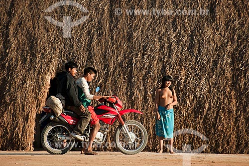  Subject: Indian Kalapalo with motorcycle in front of the oca / Place: Querencia city - Mato Grosso state (MT) - Brazil / Date: 07/2011 