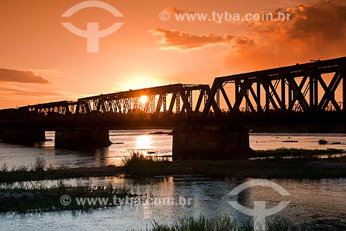 Subject: Metal bridge railway Marechal Hermes on the Sao Francisco River / Place: Pirapora city - Minas Gerais state (MG) - Brazil / Date: 09/2011 