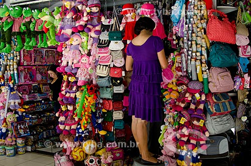  Subject: Woman in store of Popular mall in the city of Montes Claros - north of Minas Gerais / Place: Montes Claros city - Minas Gerais state (MG) - Brazil / Date: 09/2011 