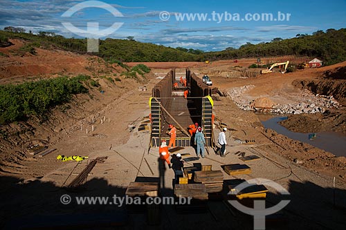  Subject: Labourers working on the mooring of  hardwares of culvert - Project for Integration of the Sao Francisco River with the watersheds of the Septentrional Northeast / Place: Salgueiro city - Pernambuco state (PE) - Brazil / Date: 05/2011 