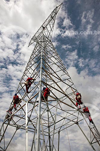  Subject: Workers fixing Tower for power transmission line - Project for Integration of the Sao Francisco River with the watersheds of the Septentrional Northeast / Place: Cabrobo city - Pernambuco state (PE) - Brazil / Date: 05/2011 
