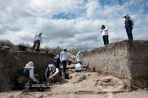  Archaeologists from INAPA - National Institute of Archaeology Paleontology and Environment of Semiarid - doing archaeological collection in the vicinity of the channel of the São Francisco River Transposition  - Salgueiro city - Pernambuco state (PE) - Brazil