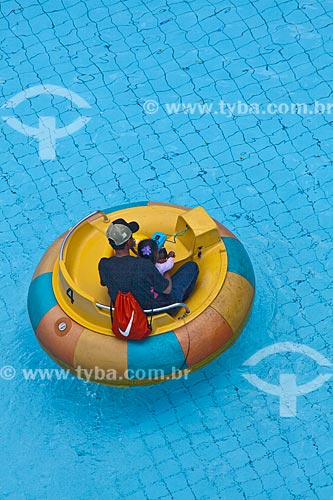  Subject: Father and daughter playing with float in a pool in amusement park / Place: Belo Horizonte city - Minas Gerais state (MG) - Brazil / Date: 02/11/2011 