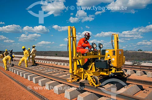  Subject: Equipment that puts the rails on the sleepers in the work of the Railroad Transnordestina  - TLSA - Transnordestina Logística S/A / Place: Salgueiro city - Pernambuco state (PE) - Brazil / Date: 10/2011 