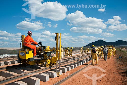  Subject: Equipment that puts the rails on the sleepers in the work of the Railroad Transnordestina  - TLSA - Transnordestina Logística S/A / Place: Salgueiro city - Pernambuco state (PE) - Brazil / Date: 10/2011 