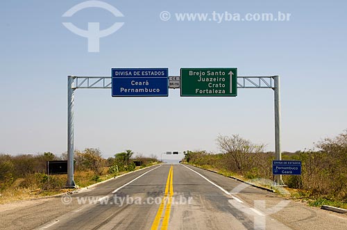  Subject: Highway BR-116 Santos Dumont - Frontier between the states of Pernambuco and Ceara / Place: Verdejante city - Pernambuco state (PE) - Brazil / Date: 10/2011 