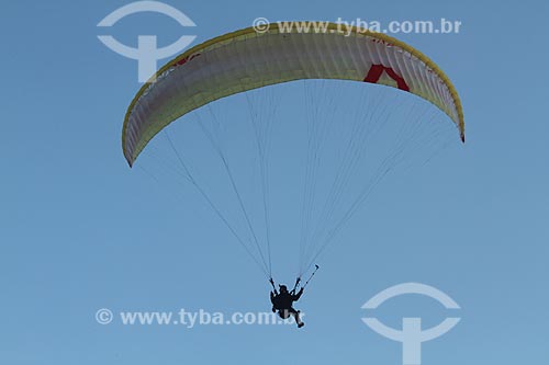  Subject: Man in paraglider / Place: Rio de Janeiro city - Rio de Janeiro state (RJ) - Brazil / Date: 07/2011 