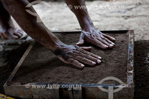  Subject: Encauchados Vegatais Project, hands preparing the soil for receiving liquid aluminum to mold - Cazumba Extractive Reserve / Place: Sena Madureira city - Acre state (AC) - Brazil / Date: 11/2011 