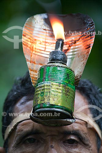  Subject: Rubber tapper with poronga (kind of lamp) in the head - Cazumba Extractive Reserve / Place: Sena Madureira city - Acre state (AC) - Brazil / Date: 11/2011 