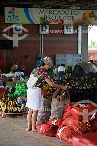  Subject: Woman shopping at the Farmers Market / Place: Rio Branco city - Acre state (AC) - Brazil / Date: 11/2011 
