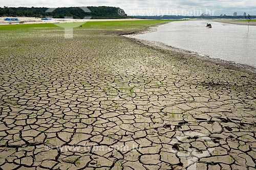  Subject: Drought Earth of Moon Beach - biggest drought registered / Place: Manaus city - Amazonas state (AM) - Brazil / Date: 11/2010 