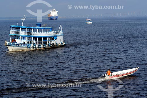  Subject: Vessels crossing the Negro River / Place: Manaus city - Amazonas state (AM) - Brazil / Date: 11/2010 