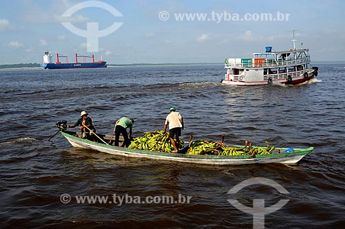  Subject: Canoe carrying bananas / Place: Manaus city - Amazonas state (AM) - Brazil / Date: 11/2010 