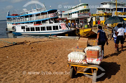 Subject: Man pulling car with food to boat / Place: Manaus city - Amazonas state (AM) - Brazil / Date: 11/2010 