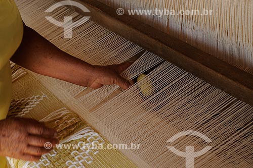  Subject: Weaver working on manual loom in the neighborhood Roça Grande - Rural Zone / Place: Berilo city - Minas Gerais state (MG) - Brazil / Date: 11/2011 