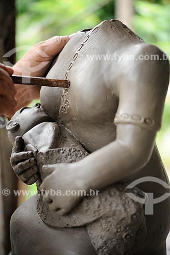  Subject: Sculpture in ceramic of female figure holding a child in her arms - Work of craftswoman Maurina dos Santos / Place: Santana do Araçuaí district - Ponto dos Volantes city - Minas Gerais state (MG) - Brazil / Date: 11/2011 