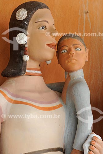  Subject: Sculpture in ceramic of female figure holding a child - Work of the artisan Isabel Mendes da Cunha / Place: Santana do Araçuaí district - Ponto dos Volantes city - Minas Gerais state (MG) - Brazil / Date: 11/2011 
