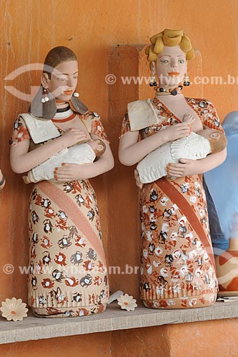  Subject: Sculptures in ceramic of female figure holding a child - Work of the artisan Isabel Mendes da Cunha / Place: Santana do Araçuaí district - Ponto dos Volantes city - Minas Gerais state (MG) - Brazil / Date: 11/2011 