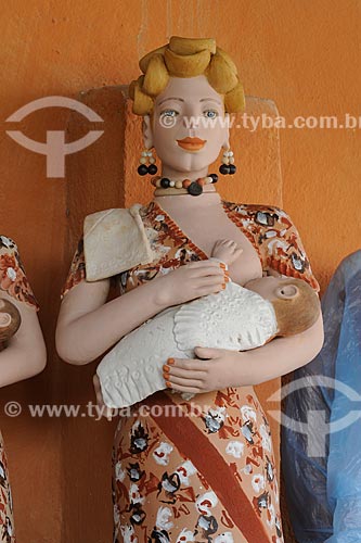  Subject: Sculpture in ceramic of female figure holding a child - Work of the artisan Isabel Mendes da Cunha / Place: Santana do Araçuaí district - Ponto dos Volantes city - Minas Gerais state (MG) - Brazil / Date: 11/2011 