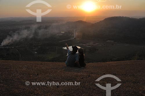  Subject: Couple watching the sunset / Place: Ouro Preto do Oeste city - Rondonia state (RO) - Brazil / Date: 08/2010 