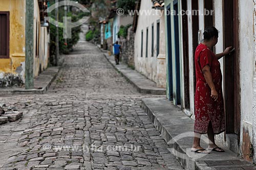  Subject: Woman opening door in Igatu / Place: Andarai city - Bahia state (BA) - Brazil / Date: 01/2012 