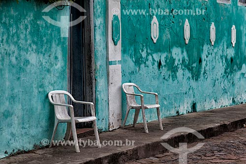  Subject: Chairs on the sidewalk in front of the historic houses of Igatu / Place: Andarai city - Bahia state (BA) - Brazil / Date: 01/2012 