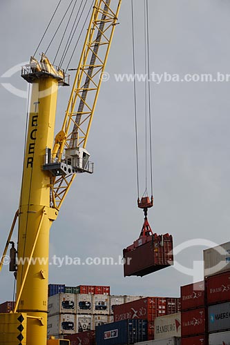  Subject: Crane with container on Port Terminal of Pecem / Place: Sao Gonçalo do Amarante city - Ceara state (CE) - Brazil / Date: 02/2012 